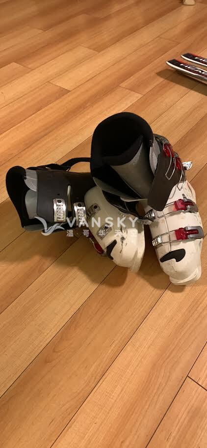 251204165342_Soloman ski boots 6.5 womens 1.jpg